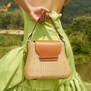 กระเป๋าฟางทรงโท้ทสไตล์วินเทจของผู้หญิงพร้อมที่จับหนังผักตบชวามีกระดุมปิด - Product Image 1