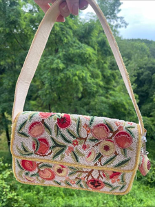 Sac à bandoulière élégant brodé de fleurs et perlé, avec de magnifiques détails faits à la main et des broderies uniques et tendance - Product Image 5