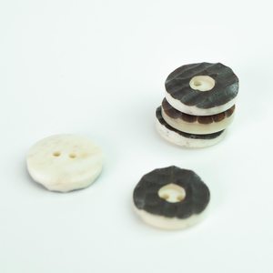 Botones de Hueso de Búfalo Naturales Ecológicos con 2 Agujeros y Ángel Tallado, Personalizados con Logotipo Grabado, Venta al por Mayor de Fábrica para Abrigos y Jeans - Product Image 2