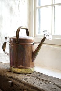 Arrosoir en métal moderne et élégant pour la décoration de la maison et le jardinage, avec une finition élégante et une construction durable - Product Image 2