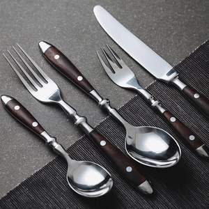 Ensemble de couverts en métal poli brillant, rehaussant l'agencement de la table avec une finition brillante, une forme élégante et un aspect professionnel - Product Image 1