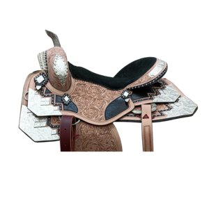 Silla de montar western de cuero tórtula para carreras de barriles y espectáculos ecuestres, con adornos florales tallados a mano, adornos metálicos con diseño de estarcido plateado y asiento de gamuza negra. - Product Image 5