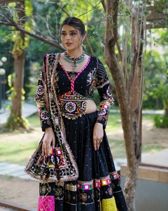 Tenue de mariage traditionnelle pour femme en coton mousseline, avec travail de miroir et dentelle Lampi, Lehenga Choli toutes saisons et Dupatta - Product Image 2