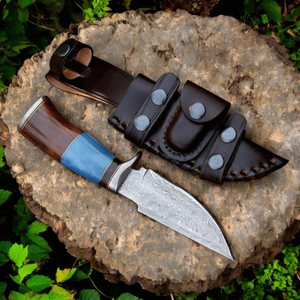 Couteau Bowie robuste en acier Damas avec lame fixe tranchante, manche en bois de cerf naturel, garde décoratif en laiton et étui en cuir - Product Image 4