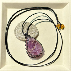 สร้อยคอจี้หินอะเมทิสต์ทำมือ รูปทรงหยดน้ำสีม่วง เชือกสีดำ สไตล์โบโฮ เครื่องประดับเพื่อการบำบัด - Product Image 1