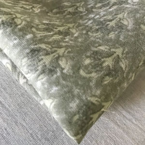 Tissu en coton imprimé à la main – Motif floral minimaliste Buti |   Textile indien gris sauge - Product Image 1