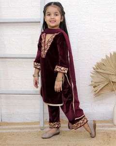 Hermoso concepto Material de terciopelo Lohri Vestidos especiales Punjabi estilo paraguas Salwar Suit con gota Patti trabajo para niños niñas - Product Image 5