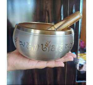 ชามร้องเพลงสีแดงที่มีพื้นผิวเป็นค้อนและการออกแบบตรงกลางที่ดูจากบนลงล่างมีหลายสีให้เลือก - Product Image 2