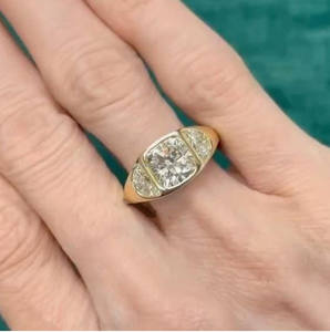 Ensemble de lunette unique à trois pierres Proposition de diamant 8 MM Coupe ovale Moissanite Anniversaire Bague minimaliste à tige conique en argent 925 - Product Image 6