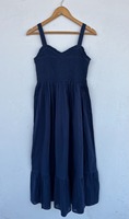 Robe longue en coton smocké bleu marine pour femme avec décolleté cœur, bretelles larges et ourlet à volants, fabriquée en coton indien