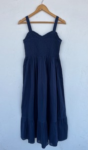 Robe longue en coton smocké bleu marine pour femme avec décolleté cœur, bretelles larges et ourlet à volants, fabriquée en coton indien - Product Image 3