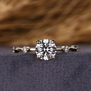 Anillo de compromiso de diamante de corte brillante redondo cultivado en laboratorio, regalo de aniversario y boda para mujeres para ceremonias de boda a distancia - Product Image 1