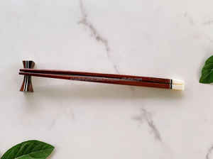 Baguettes en bois foncé de qualité supérieure pour la salle à manger | Option faite à la main, antidérapante, réutilisable et écologique pour tous les jours ou les occasions spéciales - Product Image 3