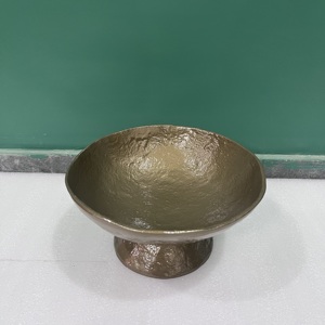 Plateau de design artisanal moderne en aluminium avec finition dorée, design multi-usages et revêtement élégant - Product Image 5