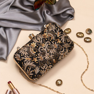 Bolso de Mano de Diseño con Bordado a Mano, Bolso de Mano de Nácar para Mujer, Gran Venta en Catar, para Bodas y Fiestas, por LUXURY CRAFTS - Product Image 5