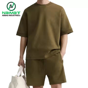 เสื้อยืดสีเขียวมะกอกแบบเรียบง่ายสำหรับผู้ชาย พร้อมกางเกงขาสั้นเข้าชุด สวมใส่สบาย ทรงโอเวอร์ไซส์ ผลิตโดยผู้ผลิตเสื้อยืดลำลองสำหรับผู้ชาย พร้อมดีไซน์ - Product Image 1