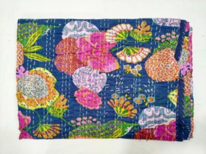 Cubrecama Kantha Hecho a Mano con Estampado Floral, Cubrecama Reversible de Algodón Estilo Bohemio, Artesanía India para Uso en Todas las Estaciones - Product Image 1