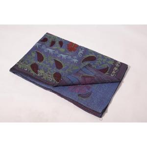 ผ้าห่มปูเตียงลายดอกไม้สไตล์โบฮีเมียน ลาวินาส คันธา ซูซานี ปักลายด้วยมือ ทำจากผ้าฝ้ายวินเทจ เป็นมิตรกับสิ่งแวดล้อม ซักได้ ผลิตในอินเดีย - Product Image 5