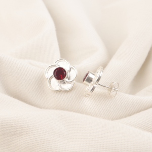 Pendientes Clásicos y Elegantes Hechos a Mano con Diseño de Plata de Ley 925 Recubierta para Mujeres y Niñas, para Usar en Bodas y Fiestas, con Piedra de Granate Roja - Product Image 2