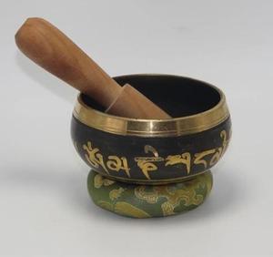 Cuenco tibetano antiguo marrón con relieve o martillado de colores para la salud y un sonido mágico - Product Image 2
