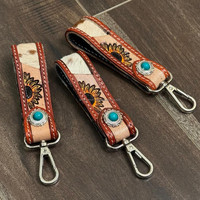 Porte-clés mousqueton en cuir repoussé à la main avec motif tournesol en peau de vache et pierre turquoise Porte-clés en cuir véritable Petits porte-clés