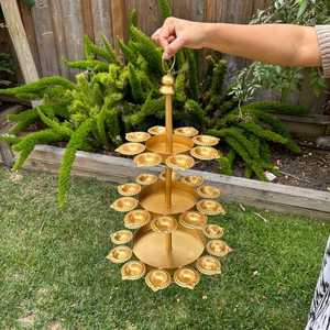 Candelabro de latón de tres niveles hecho a mano para actividades religiosas, decoración Diwali - Product Image 1