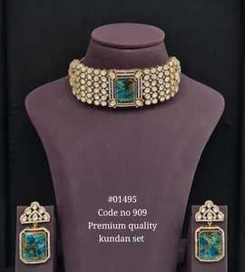 Parure de bijoux ethniques plaqués or avec collier Kundan 909 et boucles d'oreilles en fausses perles et pierres magiques, pour femme, idéale pour les fiançailles - Product Image 3