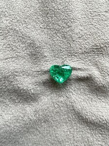 Esmeralda natural colombiana de 4.88 quilates con corte en forma de corazón para joyería fina, piedra preciosa natural. - Product Image 1