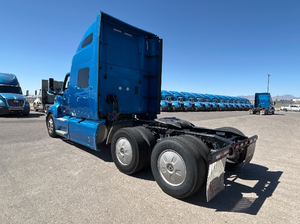 Camión Tractor International LT625 Sleeper 2021 en Excelente Estado, con Transmisión Automática, 404,272 Millas - Product Image 2