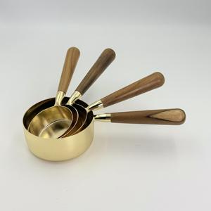 Tazas Medidoras de Acero Inoxidable de Alta Calidad al por Mayor, con Recubrimiento PVD Dorado y Mango de Madera, para Medir Café en Grano o en Polvo - Product Image 1