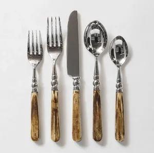 Elegante Juego de Cubiertos Modernos de Acero Inoxidable Brillante con Mango con Incrustaciones de Latón para Bodas y Fiestas - Product Image 1