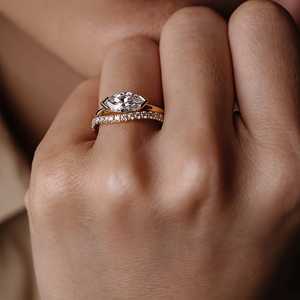 Bague de promesse solitaire en or 14K Au750 avec diamant de laboratoire taille marquise classique serti à griffes horizontales, faite sur mesure et artisanale pour mariage - Product Image 2