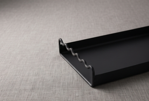 Plateau de service rectangulaire noir en métal lourd texturé moulé, article de vaisselle pour cuisine et salle à manger, en stock - Product Image 5