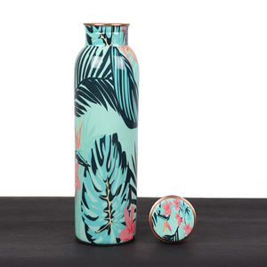 Elegante botella de agua de cobre diseñada para almacenar agua fresca, que promueve el bienestar en casa, la oficina, el gimnasio y para viajes. - Product Image 4