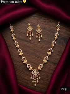 Conjunto de Collar y Aretes de Oro con Incrustaciones de Kundan y Perlas, Joyería de Boda para Mujer, Estilo Clásico, Diseño Geométrico - Product Image 2