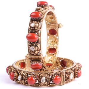 Paire de bracelets de mariée traditionnels Gajaah en argent sterling 925 avec corail rouge Praval et Polki Antique Kadas Jaipuri pour femmes, pour fiançailles - Product Image 3