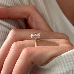 Anillo de Compromiso con Diamante Cultivado en Laboratorio de Corte Esmeralda de 2.5 Quilates, Halo Oculto de 360°, Certificado IGI - Product Image 1