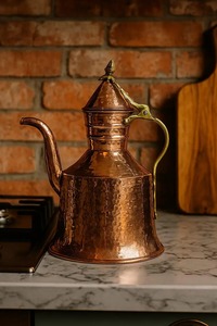 Jarra de Cobre de Diseño Otomano Tradicional, Perfecta para Servir en Fiestas y Decorar el Hogar, Hecha a Mano en India - Product Image 3