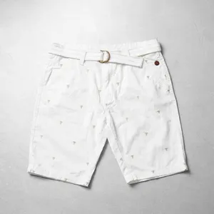 Pantalones cortos chinos blancos para hombre con bordado completo y cinturón trenzado - Product Image 4
