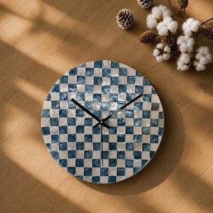 Reloj Redondo de Madreperla con Diseño de Tablero de Ajedrez, Reloj Decorativo de Concha de Capiz para Colgar en la Pared, para Sala de Estar o Dormitorio, Hecho a Mano en Vietnam - Product Image 1