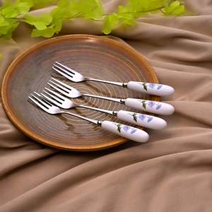Fourchettes à dessert en céramique motif marguerites écologiques (lot de 4) – Ustensiles métalliques jetables mignons pour la maison - Product Image 1