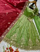 Robe de style Anarkali en soie de qualité supérieure avec broderie de paillettes et dupatta en dentelle fantaisie