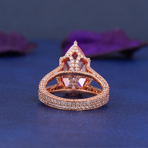 Anillo de compromiso de oro rosa con diamante talla pera de fantasía, diseño de corona doble pavé y cesta, solitario para mujer, certificado IGI, con banda de oro. - Product Image 1