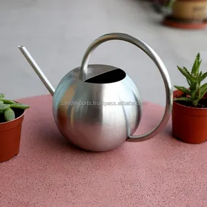 Arrosoir en métal moderne et élégant pour usage intérieur, arrosoir décoratif fait à la main pour les plantes de la maison et du jardin, arrosoir en métal - Product Image 1