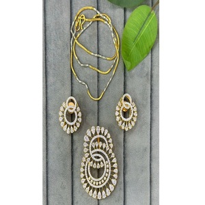 Conjunto de colgante y aretes de diseño con piedras CZ chapadas en oro, ideal para fiestas de mujer. - Product Image 1