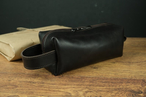 Kit d'organisation de voyage en cuir avec fermeture éclair, marron classique, durable, pour articles de toilette et accessoires pour hommes - Product Image 5
