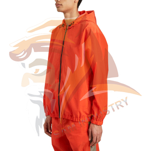 Ensemble survêtement coupe-vent personnalisé pour homme avec veste zippée et pantalon, en matière légère, idéal pour la gym et le jogging - Product Image 3