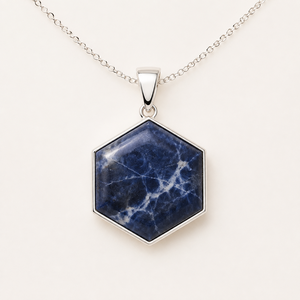 Collier pendentif hexagonal en sodalite - Argent sterling 925 avec cabochon bleu et chaîne en câble - Product Image 1