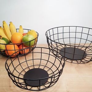 Cesta para Frutas de Alambre Metálico Negro con Base de Pedestal, Organizador de Alimentos Minimalista y Moderno para Cocina - Product Image 1