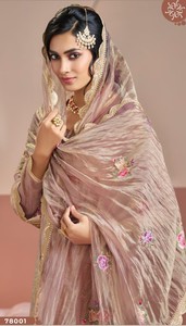 Traje Tradicional de Mujer Dhwaja Export, en Georgette Dorado con Imitación de Oro, Largo hasta el Tobillo, Semi-Cosido, con Bordado y Trabajo Zari, para Bodas - Product Image 5